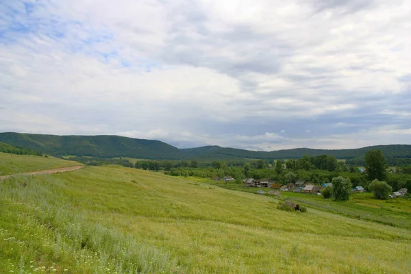 Vackra sommarlandskap village — Stockfoto