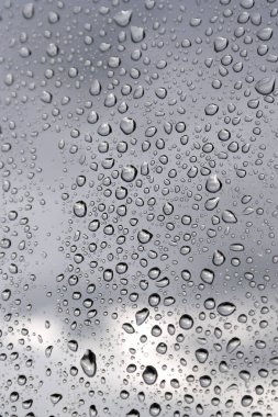 Pencereye yağmur damlaları