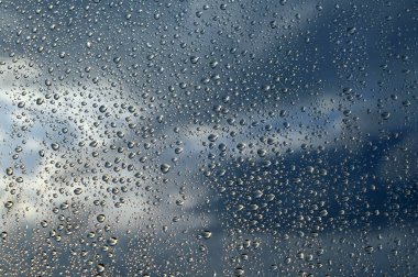 Pencereye yağmur damlaları