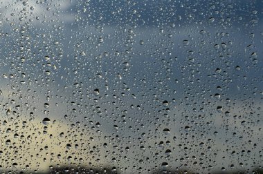 Pencereye yağmur damlaları