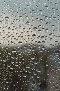 Pencereye yağmur damlaları