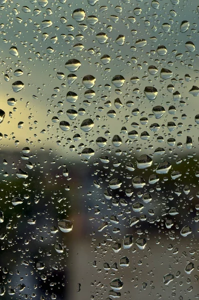 Gouttes de pluie sur la fenêtre — Photo