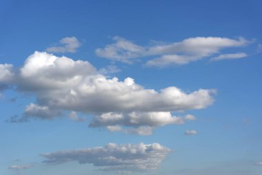 Bulutlu güzel mavi gökyüzü