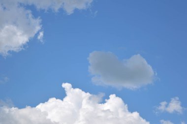 Bulutlu güzel mavi gökyüzü