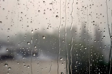 Pencereye yağmur damlaları