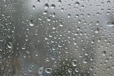 Pencereye yağmur damlaları