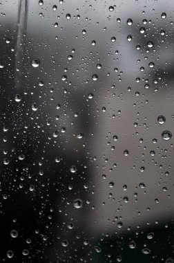 Pencereye yağmur damlaları