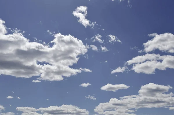 Vacker blå himmel med moln — Stockfoto