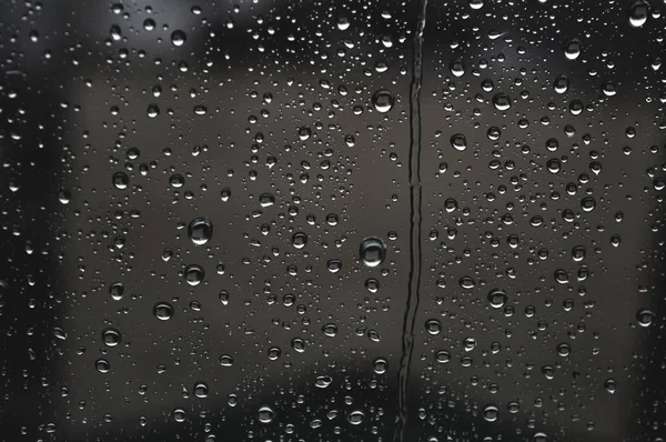 雨滴落在窗户上 — 图库照片