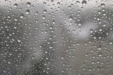Pencereye yağmur damlaları