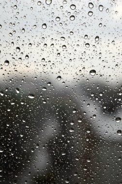 Pencereye yağmur damlaları