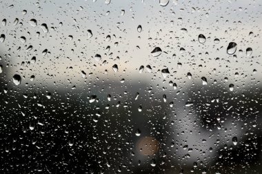 Pencereye yağmur damlaları