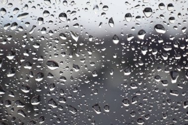 Pencereye yağmur damlaları