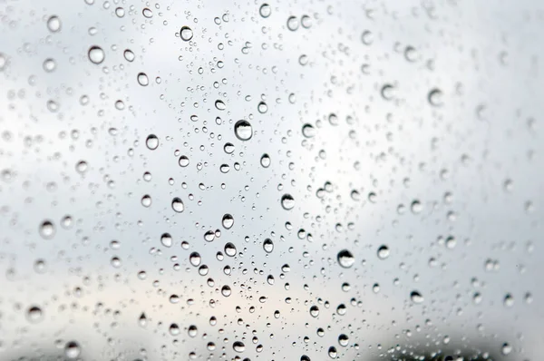 窓に雨が降り — ストック写真