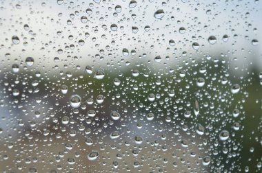 Pencereye yağmur damlaları