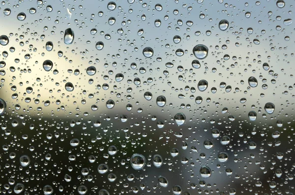 Gouttes de pluie sur la fenêtre — Photo