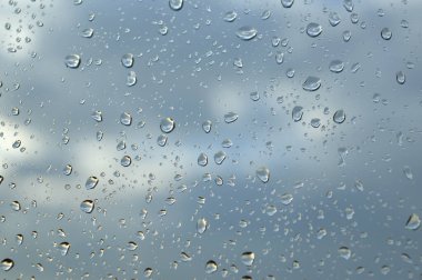 Pencerede yağmur damlaları, yağmurlu bir günde