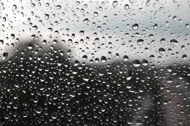 Pencereye yağmur damlaları