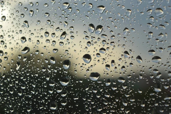 Gotas de lluvia en la ventana — Foto de Stock