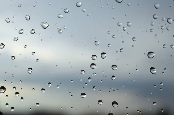 Капли дождя на окне — стоковое фото