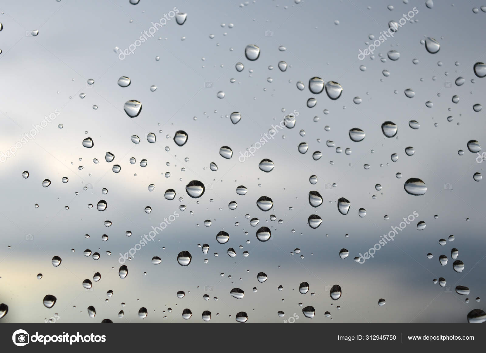 Regentropfen Am Fenster Stockfoto C Sergpetd