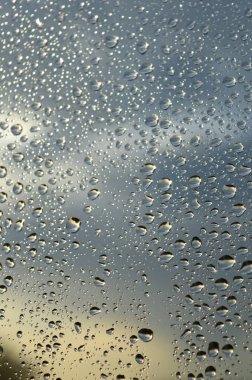 Pencereye yağmur damlaları