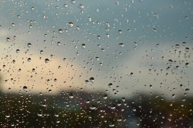 Pencerede yağmur damlaları, yağmurlu bir günde