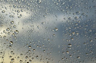 Pencereye yağmur damlaları