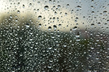 Pencereye yağmur damlaları