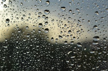 Pencereye yağmur damlaları