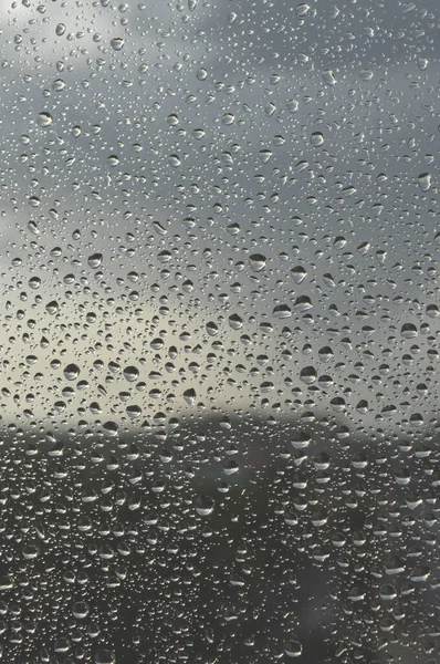 Gotas de chuva na janela, dia chuvoso — Fotografia de Stock