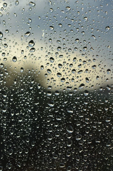 Regentropfen am Fenster, Regentag — Stockfoto