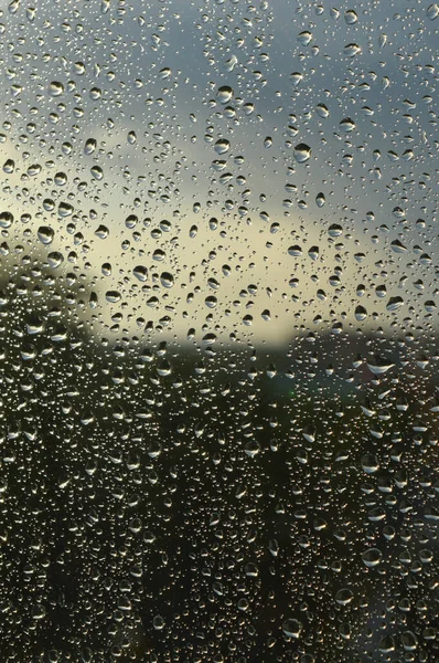 Gocce di pioggia sulla finestra, giorno di pioggia Foto Stock