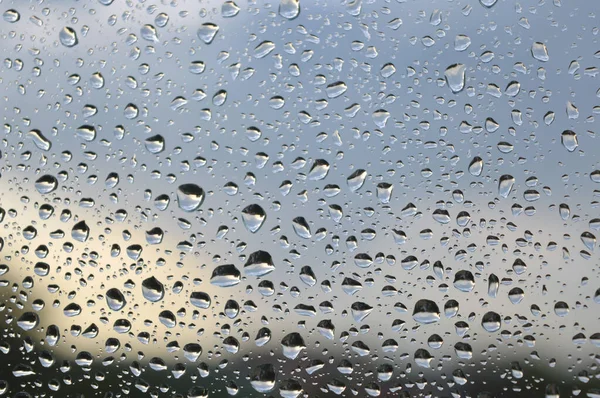 Picături de ploaie pe fereastră, zi ploioasă — Fotografie, imagine de stoc