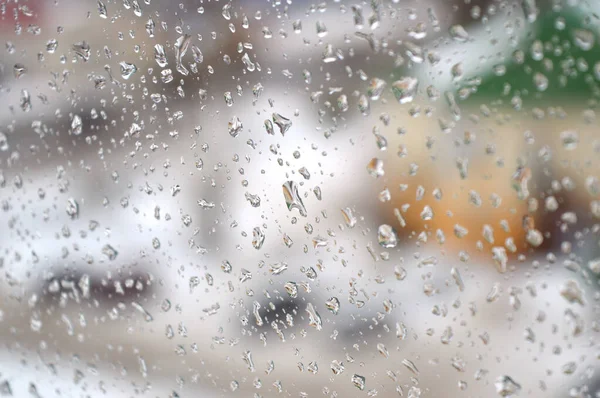 Druppels regen op het raam, regenachtige dag — Stockfoto