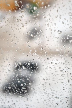 Pencereye yağmur damlaları
