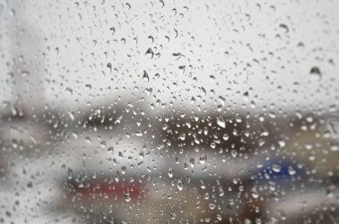 Pencereye yağmur damlaları