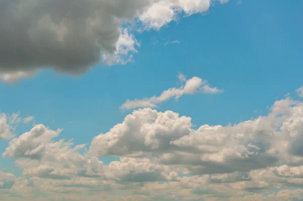 Красивое голубое небо с облаками — стоковое фото