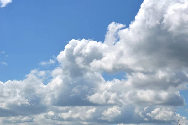 Mooie blauwe lucht met wolken — Stockfoto