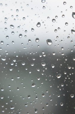 Pencereye yağmur damlaları