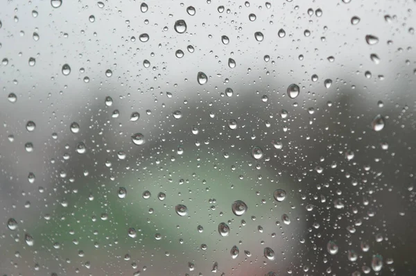 Gocce di pioggia sulla finestra, giorno di pioggia — Foto Stock