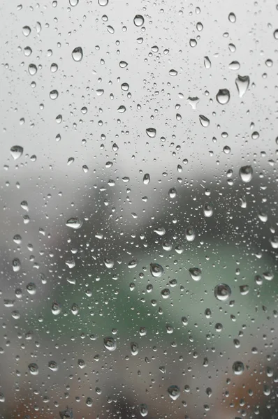 Gotas de chuva na janela, dia chuvoso — Fotografia de Stock