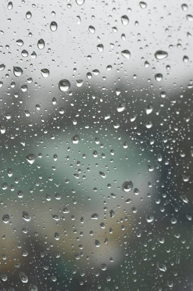 Gotas de chuva na janela, dia chuvoso — Fotografia de Stock