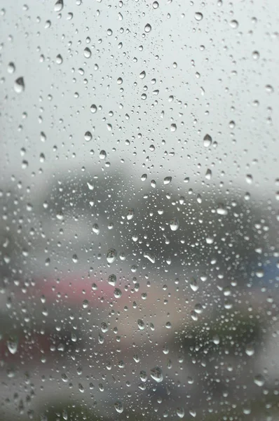 창문에 빗방울 비오는 날 — 스톡 사진