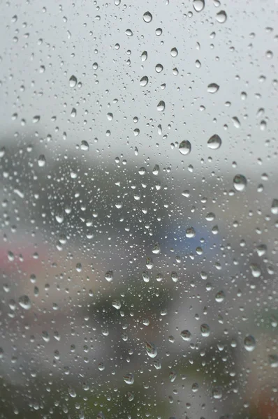 Gotas de lluvia en la ventana, día lluvioso — Foto de Stock