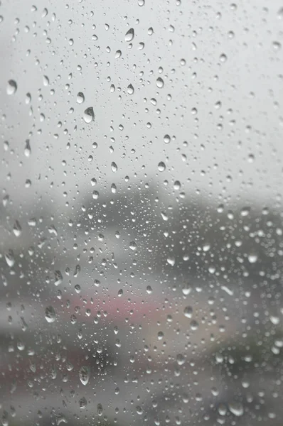 Druppels regen op het raam, regenachtige dag — Stockfoto