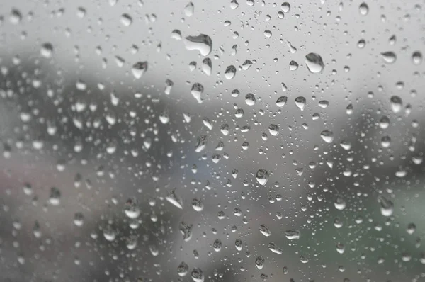 Краплі дощу на вікні, дощовий день — стокове фото