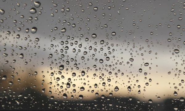 窓に雨が降り — ストック写真