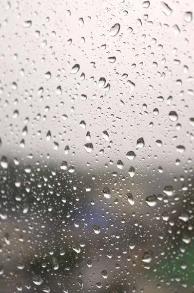 Gotas de chuva na janela, dia chuvoso — Fotografia de Stock