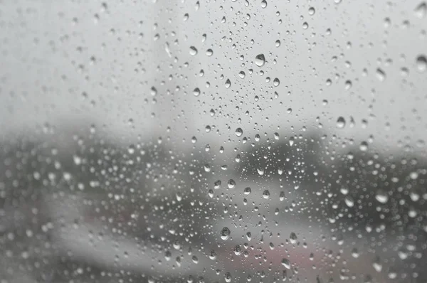 Gotas de lluvia en la ventana, día lluvioso —  Fotos de Stock